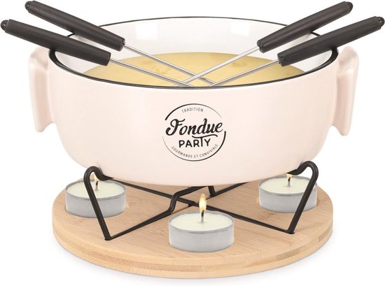 Crèmekleurige fondue set met zwarte rand, 4 fonduevorkjes en 4 branders op bamboe onderzetter.