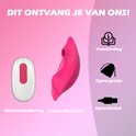 Roze clitoris stimulator, witte afstandsbediening, handleiding, opbergzakje en oplaadkabel. Tekst: Dit ontvang je van ons!
