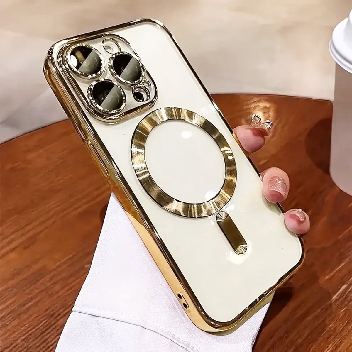 Luxe MagSafe Hoesje voor iPhone 14 – Siliconen met Camera Bescherming en Hoogglans Design - Goud