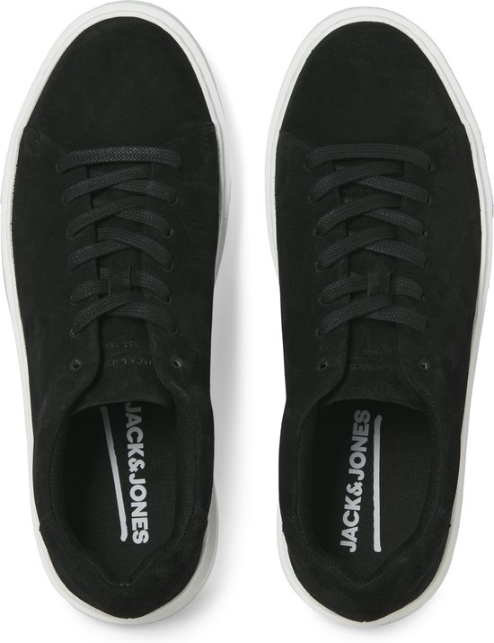 Bovenste aanzicht van twee zwarte suède sneakers met witte zolen en 'JACK&JONES' op de binnenzool.