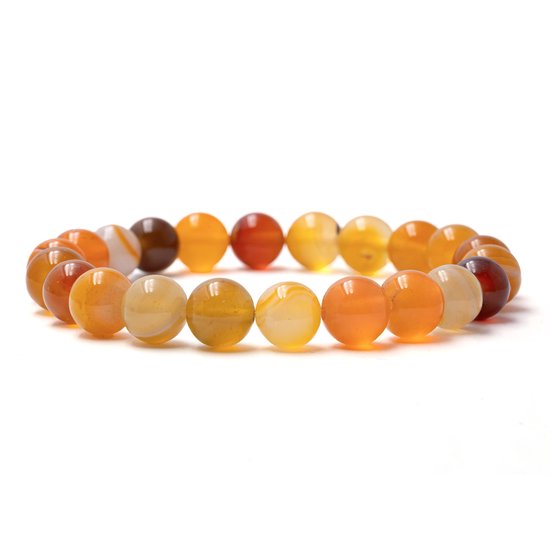 Oranje, gele en bruine agaatkralen armband op witte achtergrond, vooraanzicht