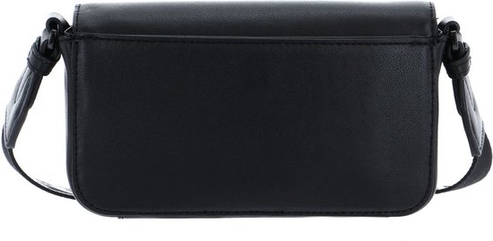 Achterkant van een zwarte leren DKNY crossbodytas met flap.