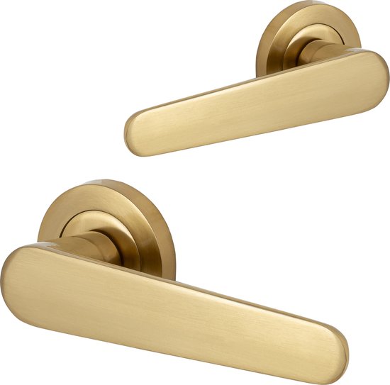 Twee mat gouden deurklinken met schuine rozetten.