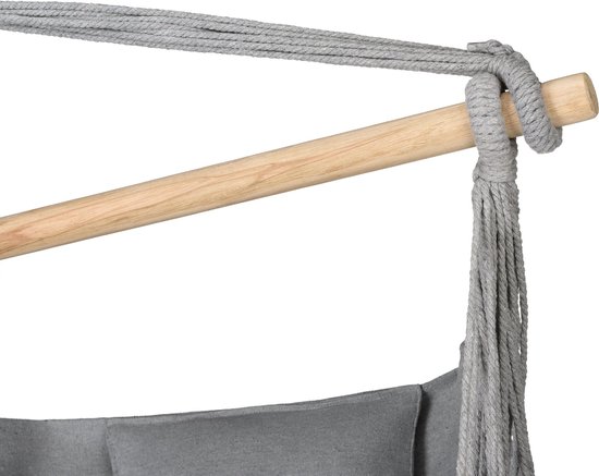 Detail van de ophanging van een grijze hangstoel: houten spreider en touwen.