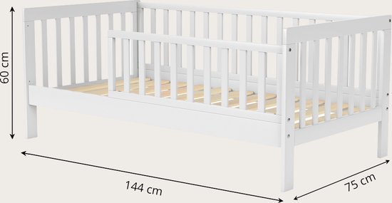 Wit kinderbed van 144 cm lang en 75 cm breed, met een zijhek. Afmetingen 144x75x60 cm.
