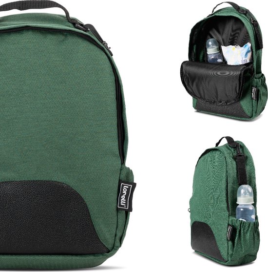 Groene rugzak met leren detail en open vak met flesje en luiers.