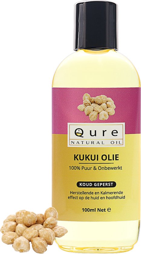 Een fles Qure Kukui Olie, 100ml, met een geel en roze label, en kukui noten ernaast.