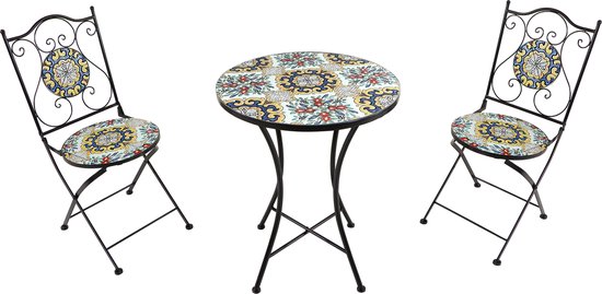 Zwarte metalen bistroset bestaande uit een tafel en twee stoelen, allemaal met ronde mozaïekbladen en -zittingen met klassiek patroon.