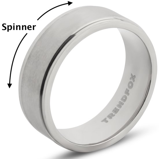 Zilverkleurige spinner ring met geborstelde afwerking en een glanzende binnenkant. Tekst TRENDFOX gegraveerd.