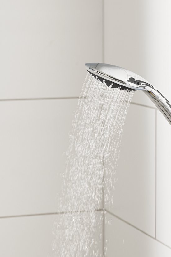 Handdouche in chroom straalt water in 'Rain' modus, tegen witte tegels.
