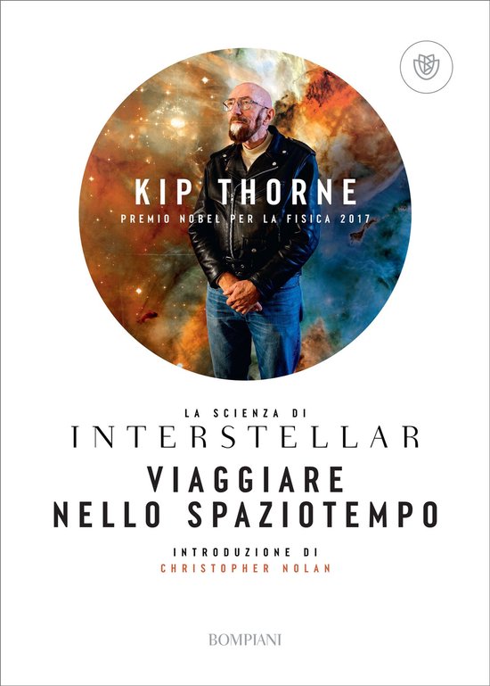 Kip Thorne, Nobelprijswinnaar, met een leren jas en spijkerbroek, voor een achtergrond van een kleurrijke nevel.