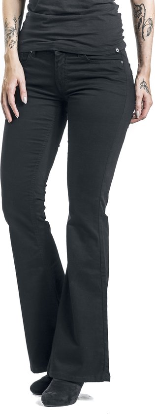 Zwarte flared jeans met een slanke pasvorm, gedragen door een model met tatoeages.