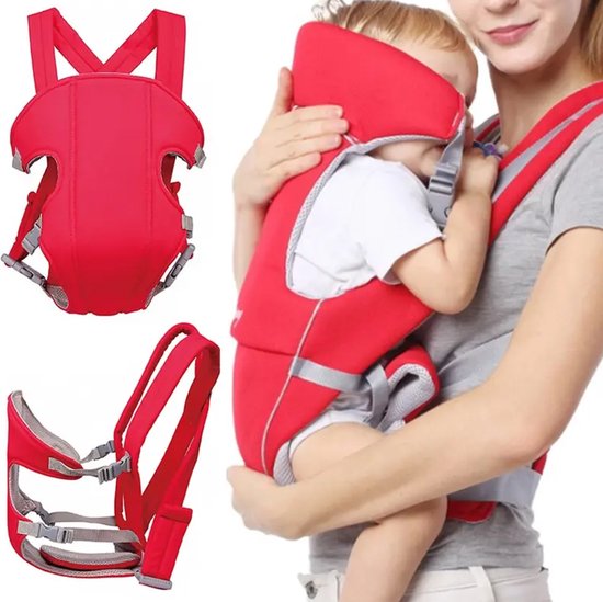 Rode babydrager met grijze gespen, gedragen door een vrouw met een baby.