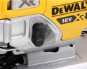 Een close-up van een aanpasbare schakelaar op de gele DeWalt 18V XR decoupeerzaag.