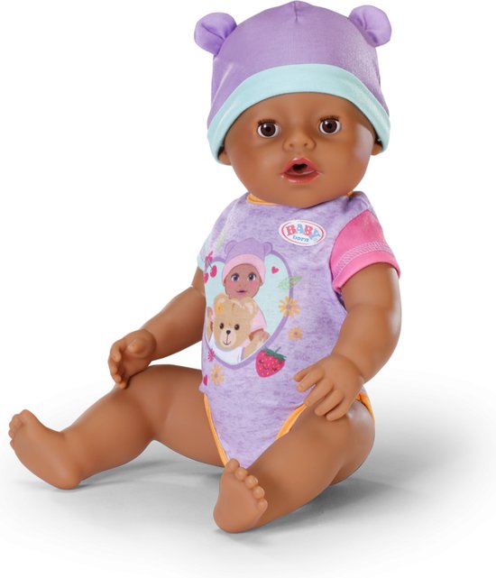 BABY born Eva pop, zittend, met paarse muts met oortjes en paarse bodysuit met berenprint.