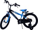 Zijzicht van een blauw-zwarte kinderfiets met zijwieltjes en bidonhouder.