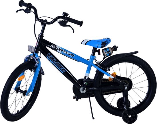 Zijzicht van een blauw-zwarte kinderfiets met zijwieltjes en bidonhouder.