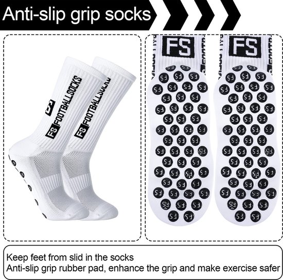 Deux chaussettes de sport blanches avec inscription noire 'FS FOOTBALL SOCKS' et picots antidérapants. Également la semelle avec picots séparément.