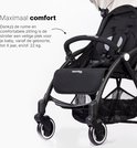 Zwarte buggy met beige kap, nadruk op comfortabel zitje en draagstang.
