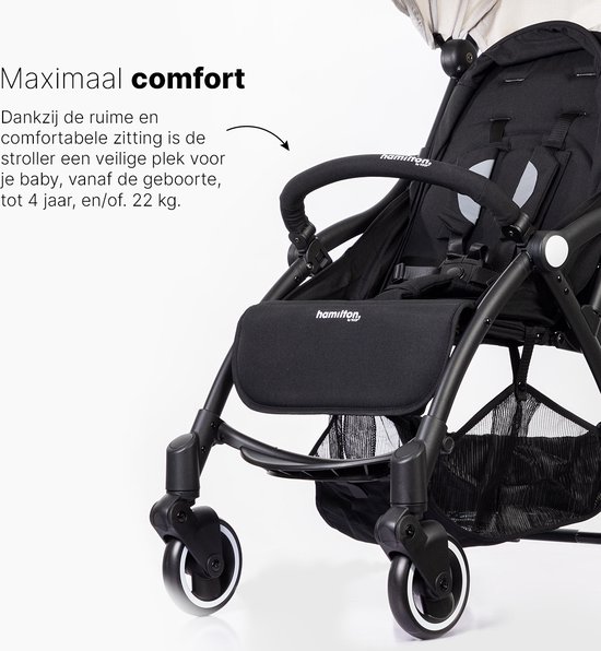 Zwarte buggy met beige kap, nadruk op comfortabel zitje en draagstang.