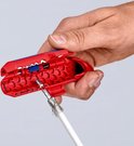Hand vasthoudend aan rood ontmantelingsgereedschap met witte kabel en ontblote draden.