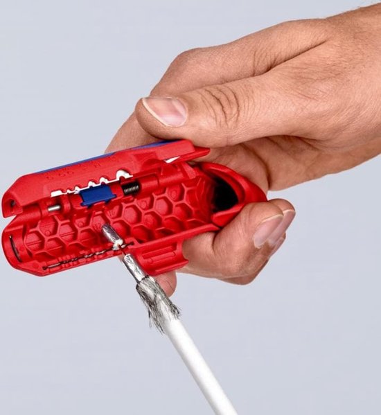 Hand vasthoudend aan rood ontmantelingsgereedschap met witte kabel en ontblote draden.