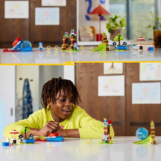 LEGO Sonic de Muis speelgoed: op tafel, jongen bouwt. Zonder doos. Met Sonic, robot, schans, boog, ringen, strand, DJ booth.