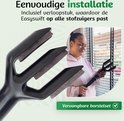 Een vrouw gebruikt de EASYswift opzetstuk op jaloezieën. "Eenvoudige installatie, Inclusief verloopstuk, waardoor de Easyswift op alle stofzuigers past, Vervangbare borstelset".