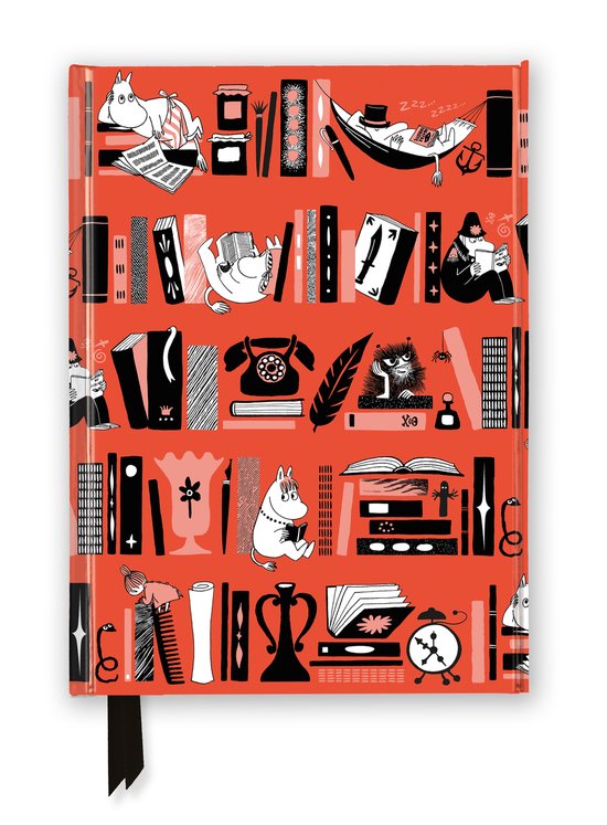 Oranje notitieboek met Moomin-personages die lezen tussen boeken, een telefoon, klok en een hangmat.