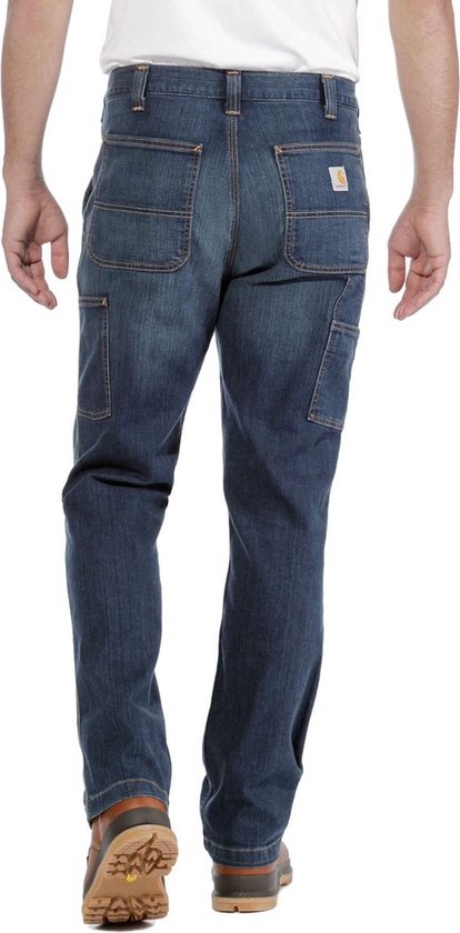 Man van achteren in een donker denim spijkerbroek met meerdere zakken.