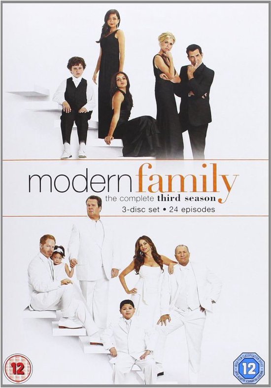 De cast van Modern Family in witte outfits op een trap, met de titel 'Modern Family the complete third season 3-disc set 24 episodes'.