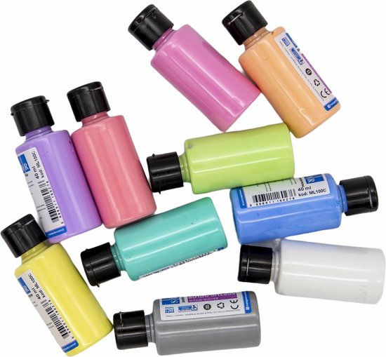 Een Veel Van Gebruikt Blauw Metaal Tanks Met Verf Voor Tekening Graffiti Foto Een Veel Van Gebruikt Blauw Metaal Tanks Met Verf Voor Tekening Graffiti Foto
