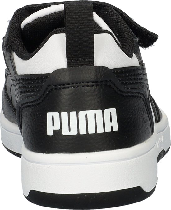 Achterkant van een zwarte sneaker met witte Puma-letters en klittenbandsluiting.