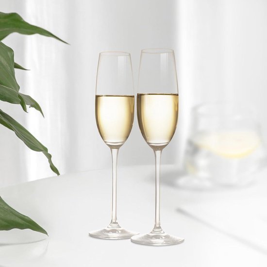 Kristallen champagne coupes met zeshoekige steel - Dienstmeiden van Nu Kristallen champagne coupes met zeshoekige steel - Dienstmeiden van Nu