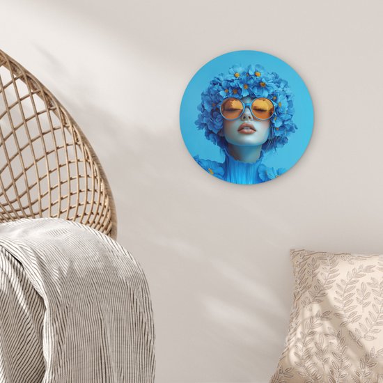 WallCircle® Wandcirkel 30x30 cm - Muurcirkel Vrouw - Bloem - Blauw - Modern - Bril - Portret - Muurdecoratie woonkamer - Wanddecoratie slaapkamer - Kamer decoratie accessoires - Ronde schilderijen