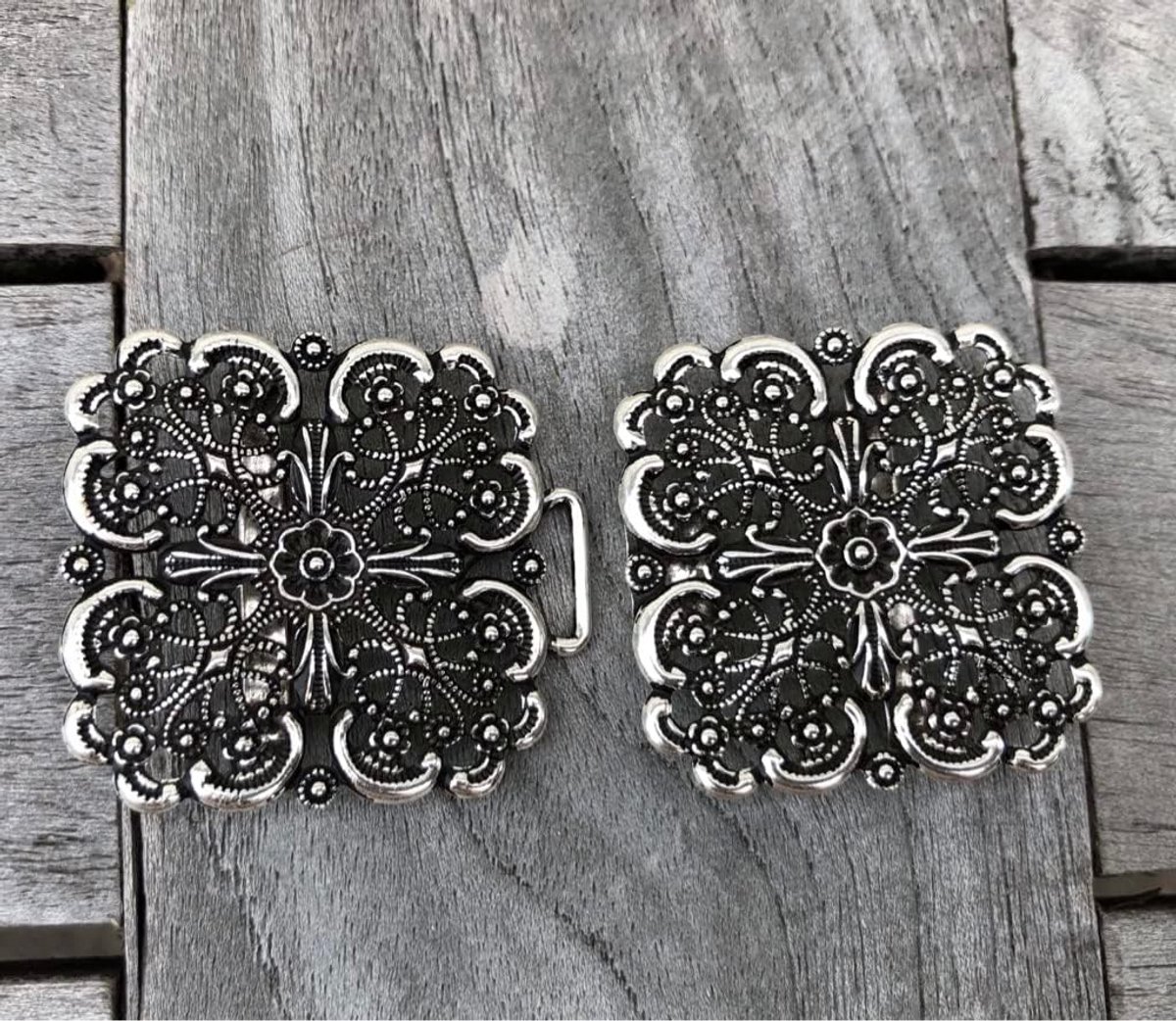 Decoratieve Vierkante Sluiting voor Klederdracht en Dirndl - Oudzilver Kleur