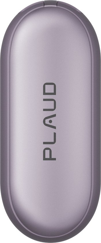 Een paarse PLAUD NotePin met het logo 'PLAUD' erop, zwevend boven een witte oplader.