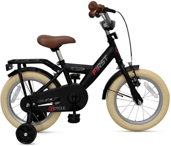 Zwarte kinderfiets met "FIRST" logo in rood, bruine zadel, handvatten en crèmekleurige banden. Met zijwieltjes en bagagedrager.