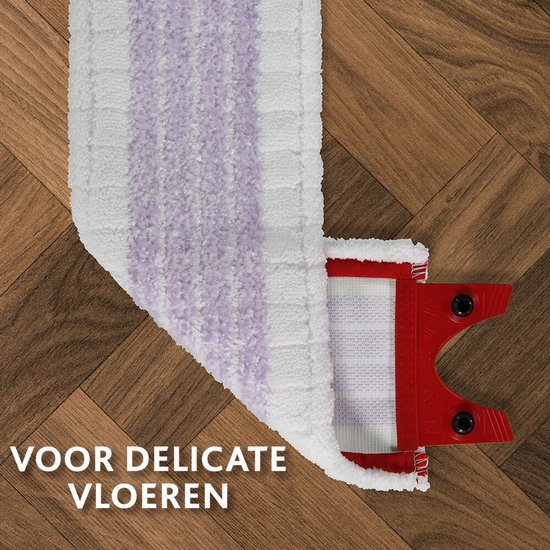Serpillière violette et blanche en microfibre avec clip rouge sur un parquet. Texte: POUR SOLS DÉLICATS.