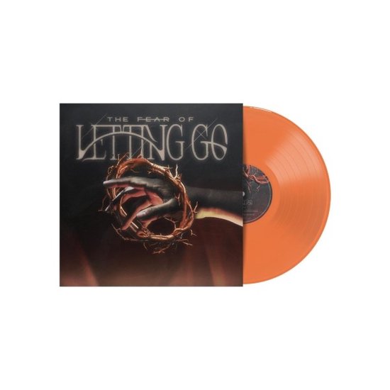 Oranje vinylplaat met de titel 'The Fear of Letting Go'. De hoes toont een hand omwonden met doornen.