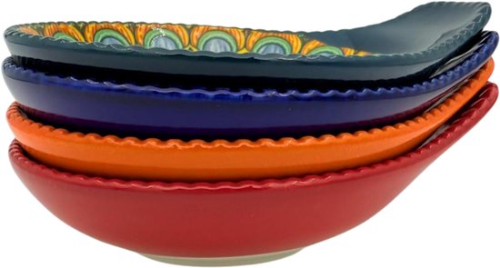 Stapel van vier felgekleurde tapas schaaltjes met bloemenpatroon in de rand: rood, oranje, blauw en donkergroen.