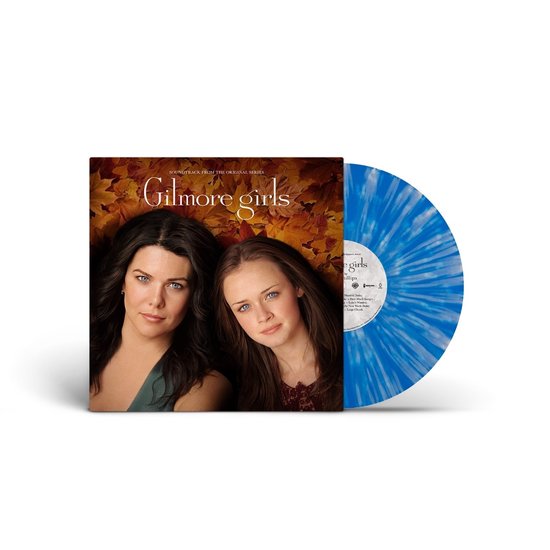 Gilmore Girls soundtrack vinyl met een blauwe, gespikkelde plaat naast de albumhoes met Lorelai en Rory onder herfstbladeren.