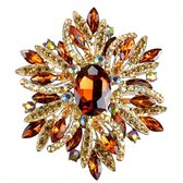Gouden broche met grote amberkleurige middensteen en facet geslepen steentjes.