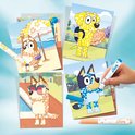 Bluey en Bingo met stempelstiften op kaarten, een hand stempelt met blauwe stift, witte en oranje stiften.