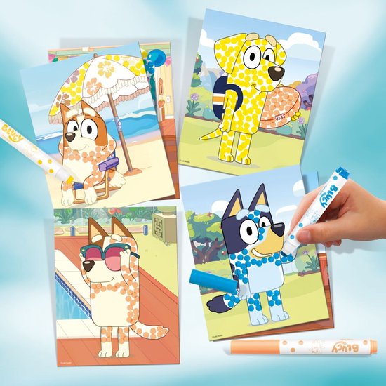 Bluey en Bingo met stempelstiften op kaarten, een hand stempelt met blauwe stift, witte en oranje stiften.