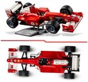 Voiture de course LEGO Ferrari F2004 rouge sur présentoir, vue par le dessous.