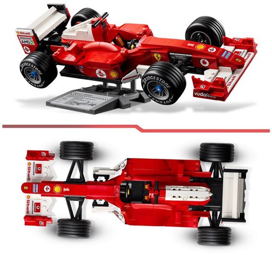 Voiture de course LEGO Ferrari F2004 rouge sur présentoir, vue par le dessous.