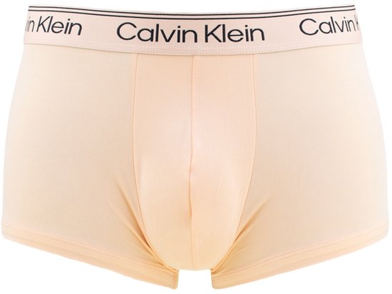 Huidkleurige trunk van Calvin Klein met opdruk op de tailleband.