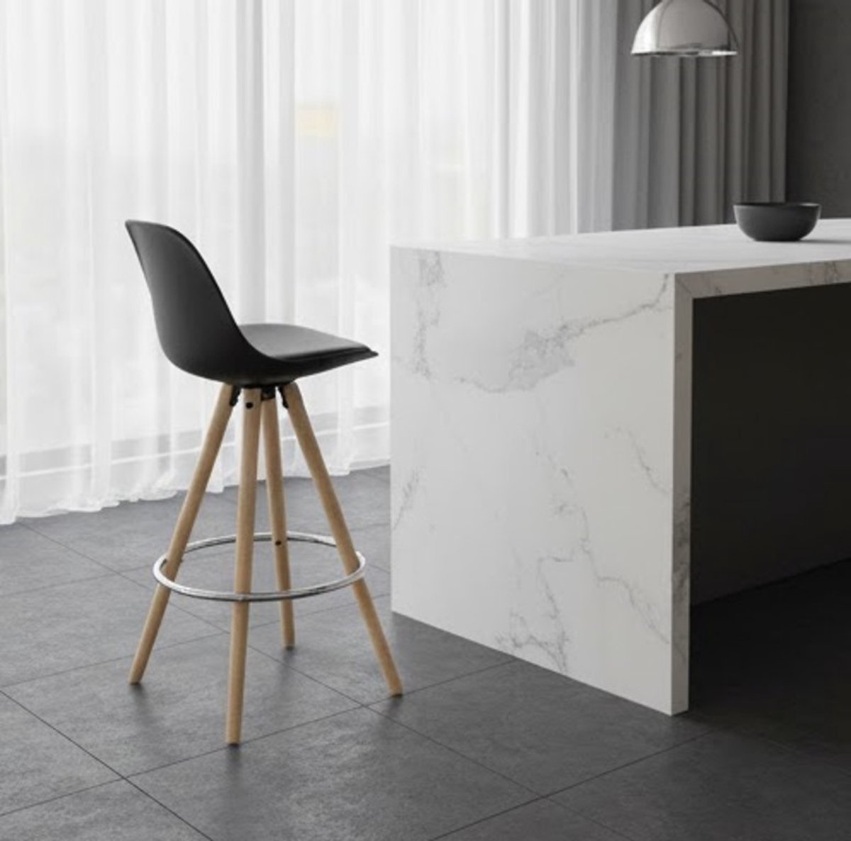 Nordic Comfort – Set van 2 Zwarte Barkrukken met Houten Poten, Rugleuning en Voetensteun – Moderne Barstoelen in Kunstleer voor Keuken en Bar ZCasa Serena – Afmetingen op aanvraag – Casa Dorada