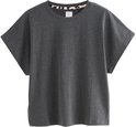 Donkergrijs T-shirt met korte mouwen en luipaardprint kraag.